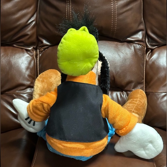 Disney Classic Goofy Plush - Picture 5 of 10